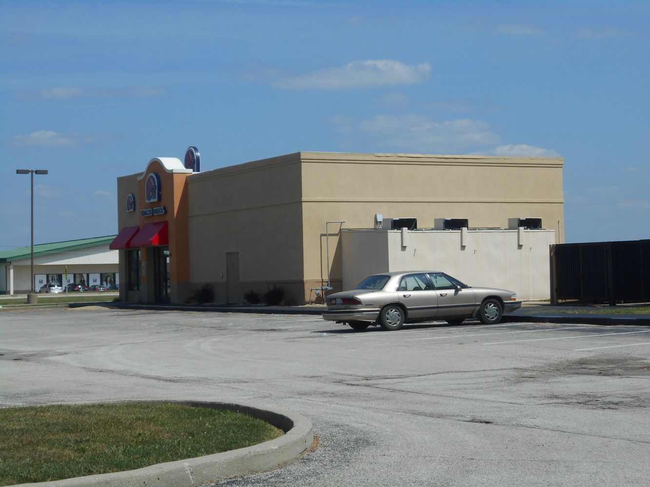 FREESTANDING QUICK SERVICE RESTAURANT FOR LEASE: 2775 Woodlawn Rd, Lincoln, IL 62656